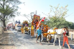 धूमधाम से निकली शंकराचार्य जी की शोेभा यात्रा, दर्शन को उमड़ा जनसैलाब Kumbhatv.com