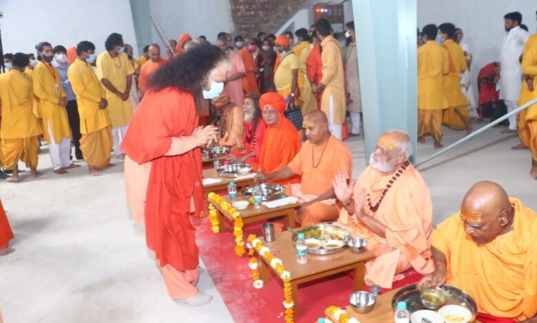 Haridwar Kumbh 2021 : कुंभ नगरी में परमार्थ निकेतन ने किया विशाल भण्डारा का आयोजन Kumbhatv.com