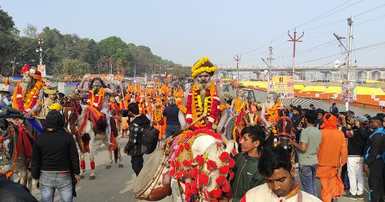 Prayagraj Kumbh 2025: धूमधाम से निकली अटल अखाड़े की पेशवाई, कुंभ नगरी में दिखा मस्त मलंग साधुओं का दिव्य रूप Kumbhatv.com Prayagraj Mahakumbh 2025 Shri Shambhu Panchayati Atal Akhada Peshwai Chhawani Pravesh with Naga Sadhu